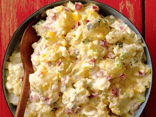 “4.马铃薯沙拉配鸡蛋和泡菜”