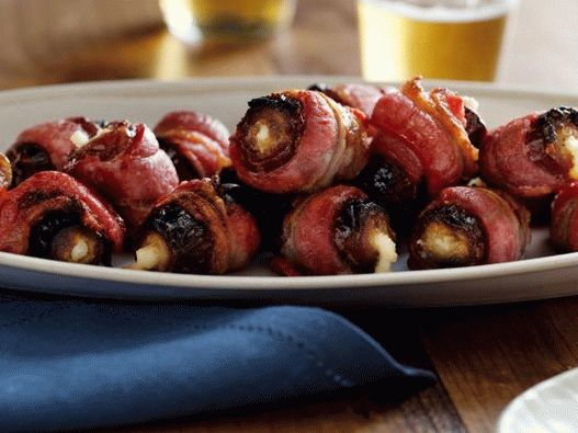 “日期里塞满了用培根包裹的乳清干酪（第15号）”