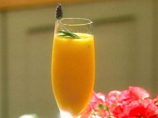 “香槟和芒果开胃酒的照片”