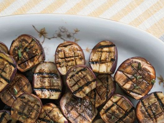 “用大蒜和迷迭香烤茄子的照片”