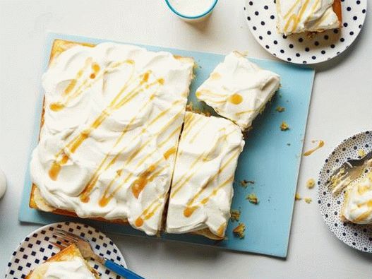 “装满布丁和糖果的香蕉蛋糕照片”