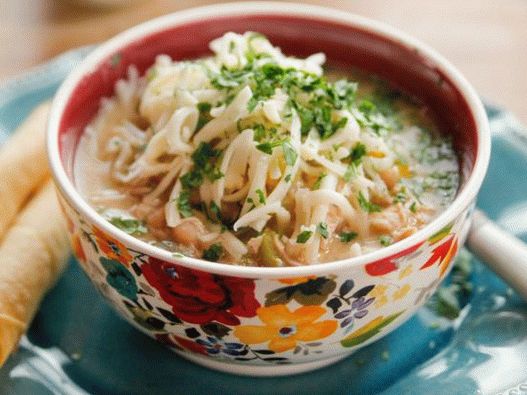 “白辣椒与鸡在慢炖锅里的照片”