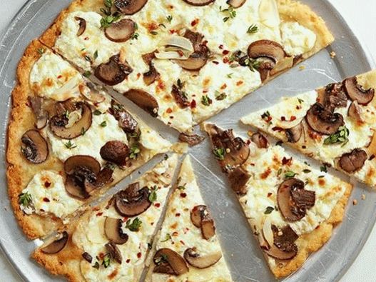 “照片无麸质披萨配蘑菇和意大利乳清干酪”