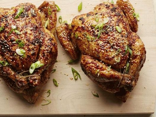 “在酱油和蜂蜜的釉中烤鸡肉”