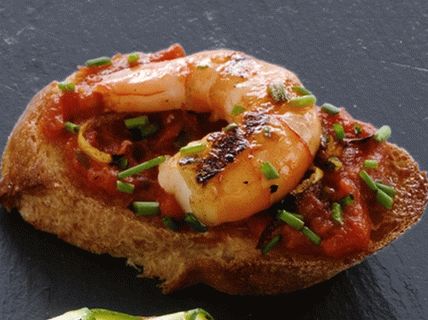 “Bruschett用虾和marinara酱的照片”