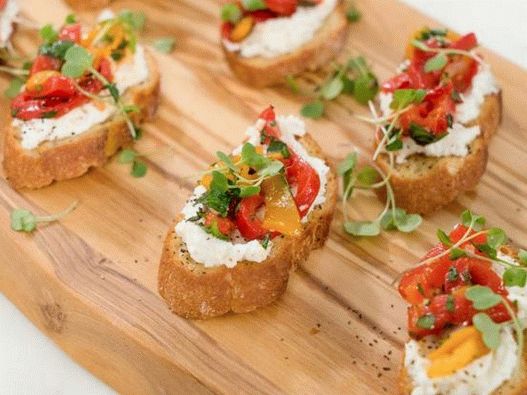 “Bruschett照片与烤胡椒和山羊奶酪”