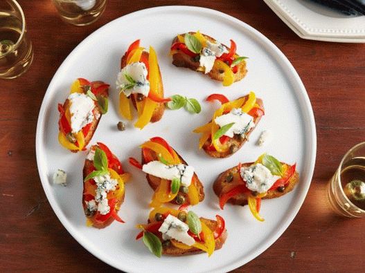 “Bruschett与甜椒和戈贡佐拉的照片”