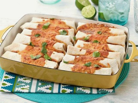 “牛肉和豆类卷饼的照片”