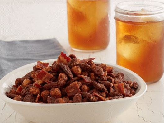 “香辣坚果和培根的照片茶”