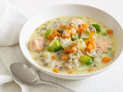 “杂烩三文鱼和蔬菜的照片”