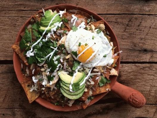 “Chilakiles与鸡肉和酸浆酱的照片”