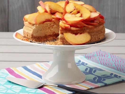 “照片芝士蛋糕与桃子在慢炖锅”