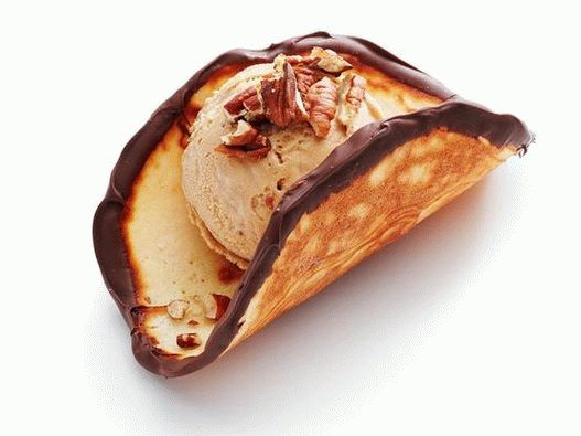 “照片自制炸玉米饼配冰淇淋打顶和巧克力酱”