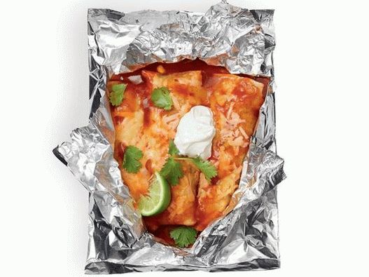 “烤箔包裹辣酱玉米饼馅的照片”