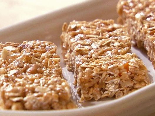 “带燕麦片和花生酱的照片能量棒”