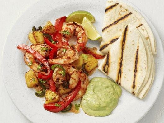 “Fajita与烤虾和菠萝的照片”
