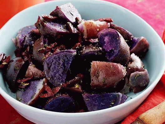 “照片紫色夹克土豆配迷迭香和橄榄”