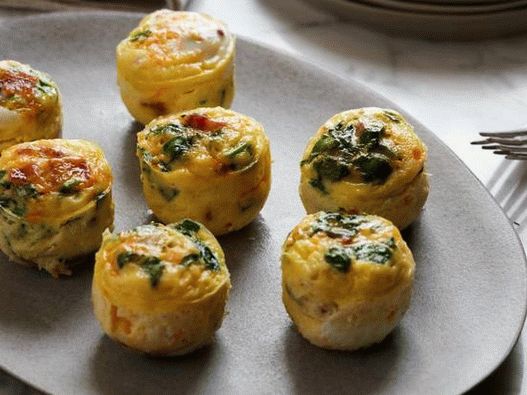 “Frittat与慢炖锅蘑菇的照片”