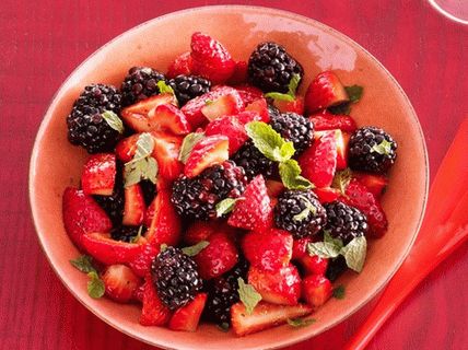 “照片水果沙拉配草莓和黑莓”