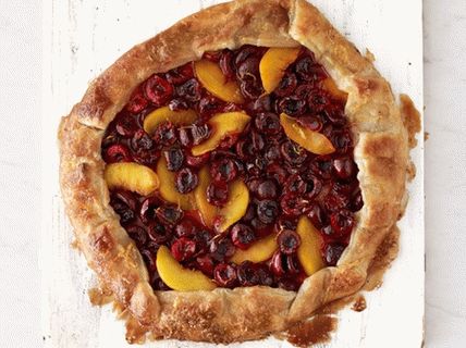 “Galette与樱桃和桃子的照片”
