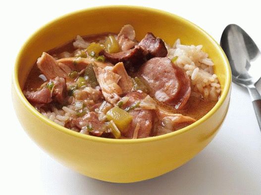 “浓汤配烟熏香肠，火腿和鸡肉的照片”