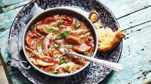 “鸡肉和香肠的照片浓汤”