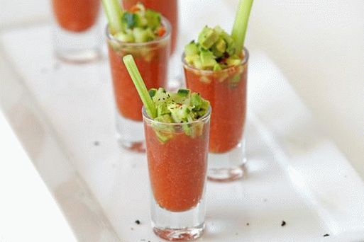 “西班牙凉菜汤与甜椒的照片”