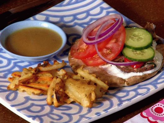 “陀螺与肉饼在玉米饼上的照片”