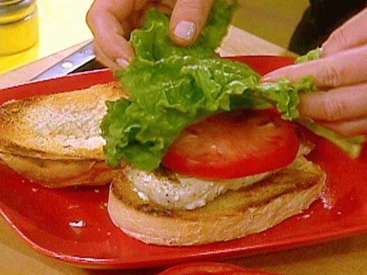 “照片热烤三明治配比目鱼和鞑靼酱芦笋沙拉”