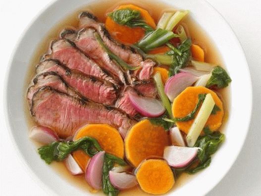 “在香浓的肉汤中加入红薯的照片牛肉”