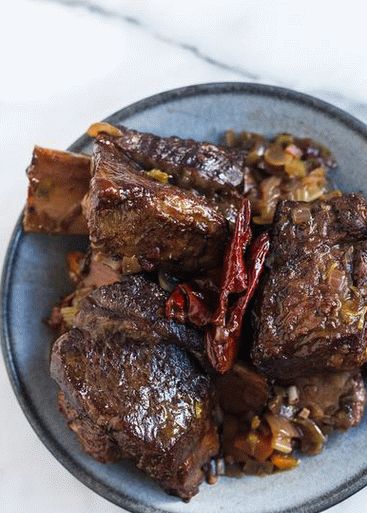 “用酒焖的牛肋骨照片”