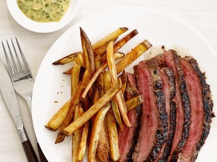 “照片牛肉牛排配芥末酱和土豆”