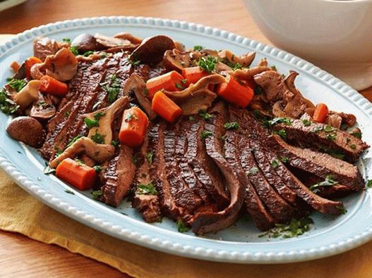 “照片牛肉胸肉配慢炖锅里的肉酱”