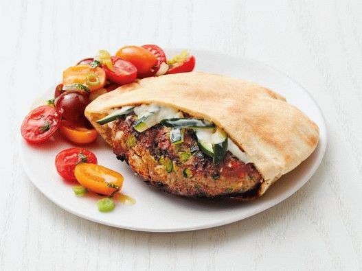 “照片希腊汉堡配火鸡和番茄沙拉”