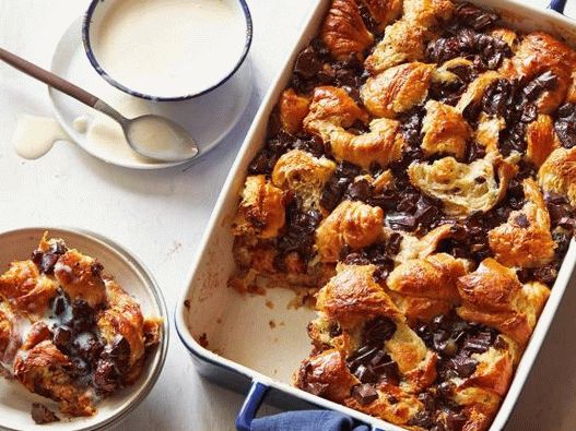 “照片羊角面包和巧克力面包布丁”