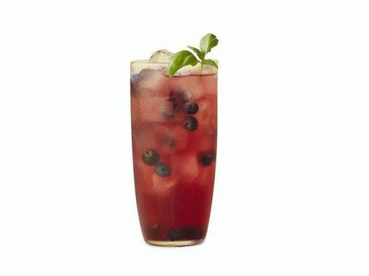 “用蓝莓和罗勒的照片冰茶”