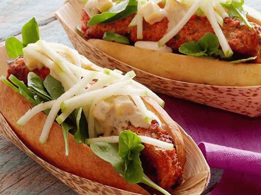 “照片热狗鸡肉香肠和印度香料”
