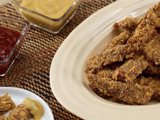 “脆烤鸡肉烤在烤箱里的照片”