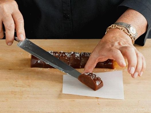 “用包装纸包裹太妃糖”