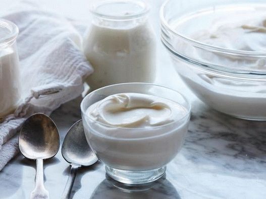 “在慢炖锅中的照片酸奶”