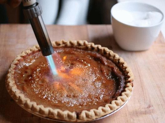 “点燃燃烧器，开始融化糖。”