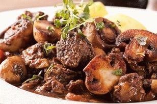 “烤箱里的蘑菇牛肉”