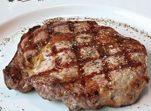 “烤箱里的牛肉牛排”