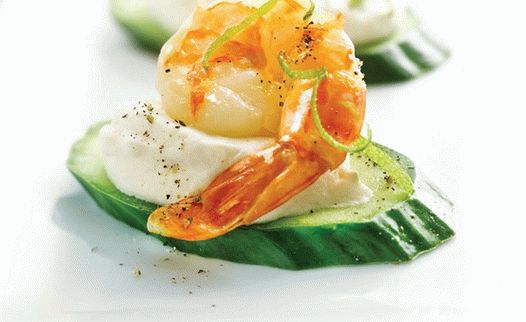 “与虾和石灰奶油黄瓜小食的照片”
