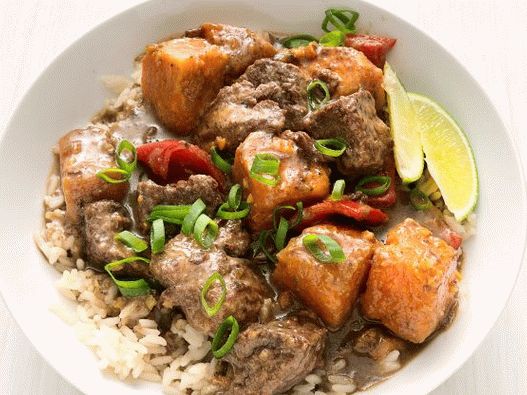 “加勒比炖牛肉在慢炖锅里的照片”