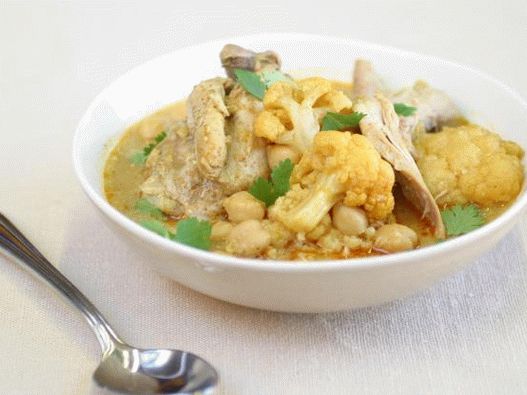 “咖喱鸡肉和花椰菜在慢炖锅里的照片”
