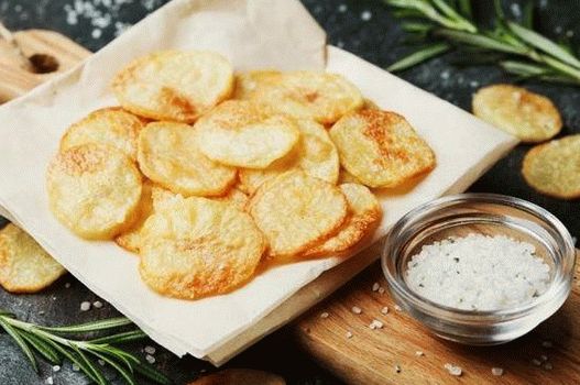 “没有油的烤箱里的照片薯片”
