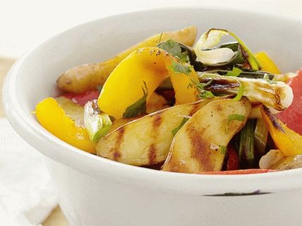 “照片土豆烤沙拉配甜椒”