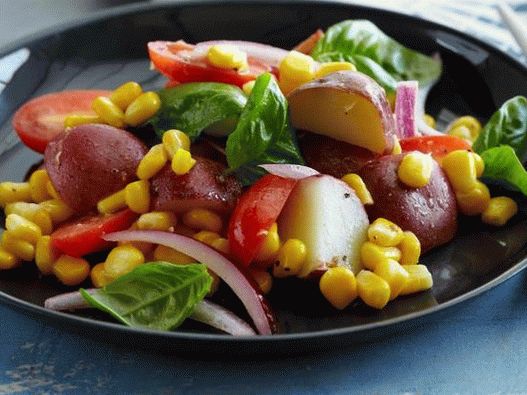 “西红柿，玉米和罗勒的照片土豆沙拉”