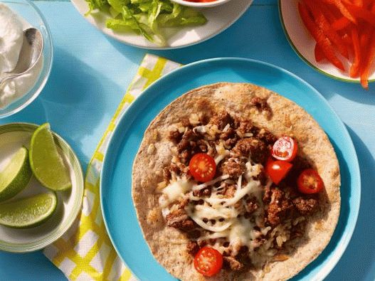 “Quesadilla的照片与浇头可供选择”